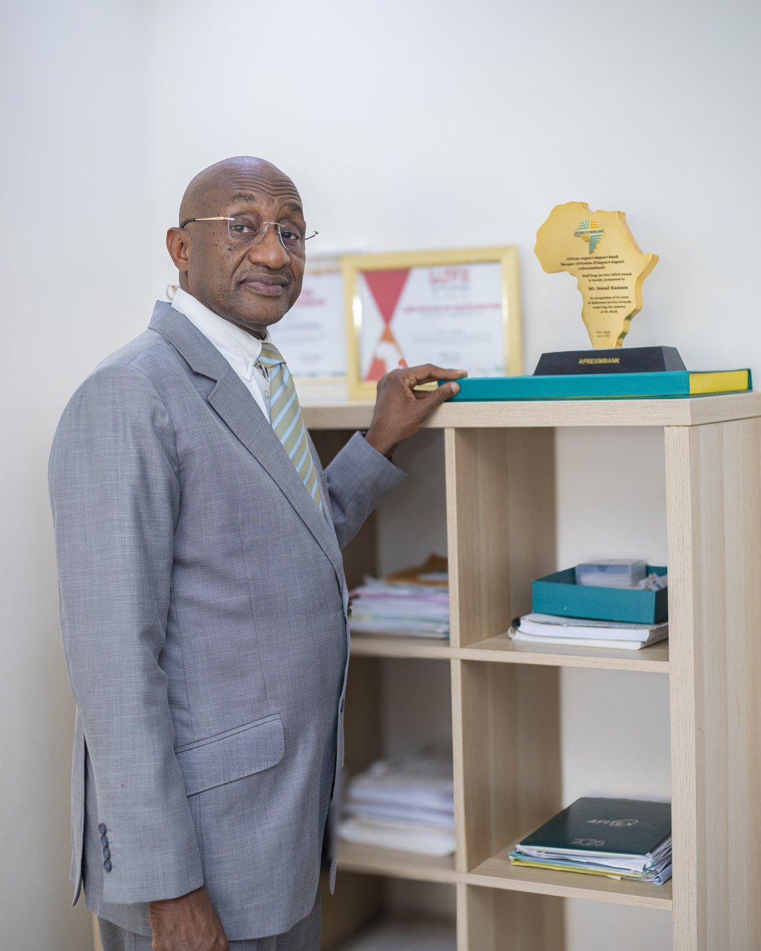 M. Ismaila Kamara devant les distinctions reçues par NAB Consulting
